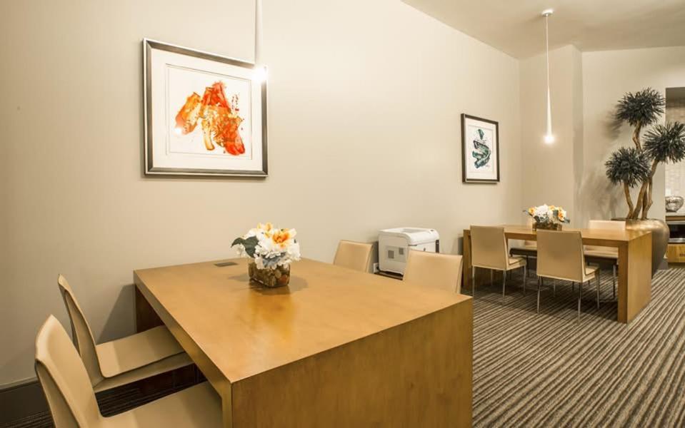 Spacious Large 2 Bed In Woodland Hills Ca Apartment *