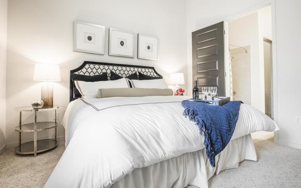 Spacious Large 2 Bed In Woodland Hills Ca